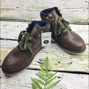 CAT & JACK'. Boys Booties Size 6 . New with tag